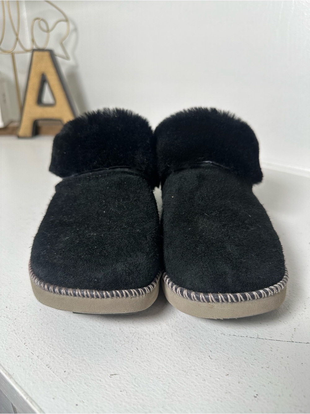 OluKai Women’s Size 8 Black Plush Slippers House Shoes Faux Fur Comfort - Picture 3 of 8